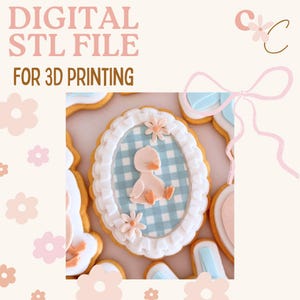 Peut inclure: Un fichier STL numérique pour l'impression 3D, présentant un biscuit décoré avec un motif de caneton. Le biscuit a un fond à carreaux bleu et blanc, une bordure blanche à volants et est orné de petits accents floraux. Le texte "DIGITAL STL FILE FOR 3D PRINTING" est en haut.