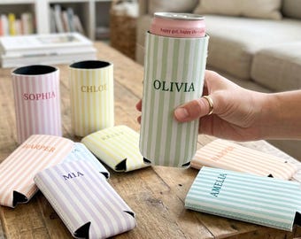 Enfriador de latas delgado con monograma, aislante de latas estilo Grandmillennial, funda delgada personalizada para latas, regalo personalizado con NOMBRE y LOGOTIPO, detalle floral para bodas