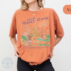 Puede incluir: Camiseta color &ntilde;ame con un gr&aacute;fico vintage de Walt Disney World. El dise&ntilde;o incluye un castillo, Mickey Mouse y la frase "The happiest place on earth."