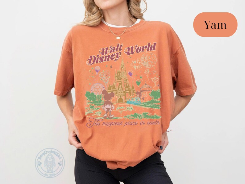 Puede incluir: Camiseta color &ntilde;ame con un gr&aacute;fico vintage de Walt Disney World. El dise&ntilde;o incluye un castillo, Mickey Mouse y la frase "The happiest place on earth."