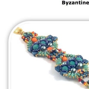 Könnte beinhalten: Ein Armband und Ohrringe im byzantinischen Stil. Das Armband zeigt ein sich wiederholendes Muster aus blauen, grünen, orangefarbenen und goldenen Perlen. Die Ohrringe haben eine passende Tropfenform mit braunen und blauen Perlen.