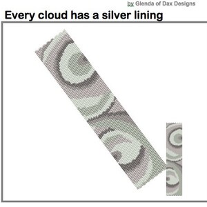 Puede incluir: Un brazalete de cuentas grises y blancas con un patrón de espiral. El brazalete está hecho con cuentas de semillas y tiene un forro plateado.