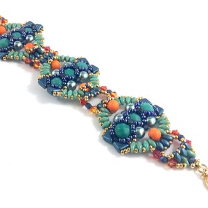 Könnte beinhalten: Ein Armband mit Perlen in geometrischem Design mit türkisfarbenen, blauen, grünen, orangefarbenen und goldenen Perlen.