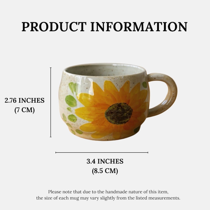 Pu&ograve; includere: Tazza in ceramica con un motivo di girasole dipinto a mano. La tazza &egrave; alta 7 cm e larga 8,5 cm. Presenta accenti gialli, verdi e marroni su uno sfondo beige. Il testo "PRODUCT INFORMATION" &egrave; in alto.