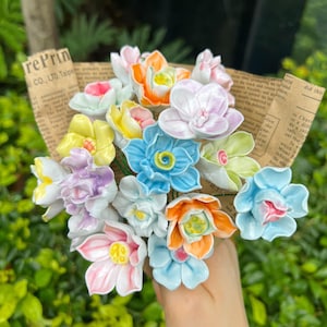 Ramo de flores de cerámica hecho a mano con tallos, flores eternas, decoración floral de arcilla realista para regalos, bodas, Día de la Madre, conmemoraciones, hogar y jardín.