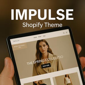 Puede incluir: Una captura de pantalla de un sitio web con un fondo beige y el texto "IMPULSE Shopify Theme" en la parte superior. El sitio web está anunciando una nueva colección de ropa de primavera con una modelo que lleva una gabardina beige. El texto "THE SPRING COLLECTION" se muestra en letras grandes con un botón que dice "SHOP NOW".