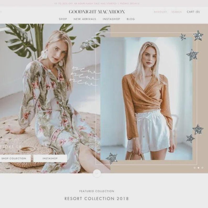 K&ouml;nnte beinhalten: Zwei Frauen pr&auml;sentieren Kleidung aus der Goodnight Macaroon Resort Collection 2018. Die Frau links tr&auml;gt ein Kleid mit Blumenmuster auf wei&szlig;em Hintergrund. Die Frau rechts tr&auml;gt ein braunes Wickeltop und wei&szlig;e Shorts.