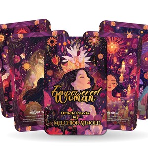 Może przedstawiać: Talia kart wróżebnych "Empowered Woman". Karty przedstawiają ilustracje kobiet, kwiatów i elementów niebieskich w odcieniach fioletu, złota i czerwieni. Talia jest autorstwa Melchiora Arnolda.