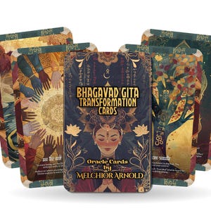 Op de afbeelding: Een pakje "Bhagavad Gita Transformation Cards" met een centrale kaart met een vrouwengezicht en de tekst "Oracle Cards by Melchior Arnold". De kaarten hebben sierlijke ontwerpen met goud-, blauw- en bourgondische tinten en illustraties van handen en bomen.