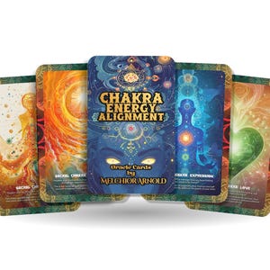 Könnte beinhalten: Ein Orakelkarten-Deck mit dem Titel "Chakra Energy Alignment" von Melchior Arnold. Die Karten zeigen farbenfrohe Illustrationen mit Text, darunter "Sacral Chakra", "Higher Expression" und "Take Love". Die zentrale Karte ist blau mit goldenen Buchstaben.