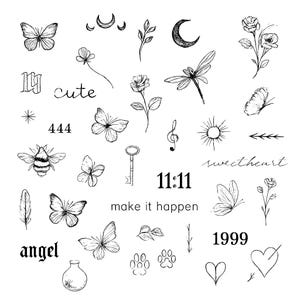 Op de afbeelding: Een verzameling zwart-wit tijdelijke tattoo-ontwerpen met vlinders, bloemen, manen, een bij, een sleutel en de woorden "cute", "angel", "sweetheart", "make it happen" en cijfers.