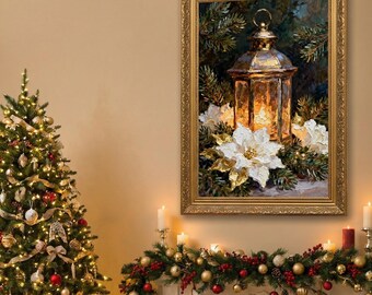 Könnte beinhalten: Gerahmtes Gemälde einer Laterne mit einer brennenden Kerze im Inneren, umgeben von weißen und goldenen Weihnachtssternen und Tannenzweigen. Das Gemälde hat einen goldenen, verzierten Rahmen. Ein Weihnachtsbaum und eine Girlande mit Kerzen und Ornamenten befinden sich im Vordergrund.