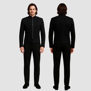 Könnte beinhalten: Schwarzer Anzug mit Stehkragenjacke mit dekorativen Knopfverschlüssen und aufwendigen Details. Der Anzug enthält eine passende schwarze Hose. Das Bild zeigt die Vorder- und Rückansicht des Anzugs.