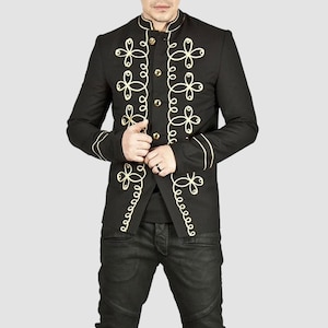 Peut inclure: Veste noire avec broderies florales dorées et boutons dorés. La veste a un col mandarin et une bordure dorée sur les poignets. Veste élégante et formelle.