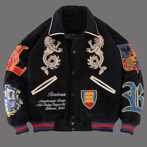 以下が含まれることがあります： 黒色のレターマンジャケット。刺繍されたパッチとテキストが特徴。白い襟、スナップ留め、ストライプの袖口が付いています。ジャケットには紋章、ライオンのような生き物、そして「Bordeaux」の文字がデザインされたパッチが付いています。