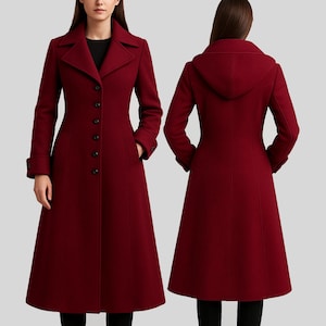 Peut inclure: Un long manteau bordeaux au design classique. Le manteau est doté d'une fermeture boutonnée sur le devant, de poches et d'une coupe ajustée. L'image montre l'avant et l'arrière du manteau, soulignant sa capuche.
