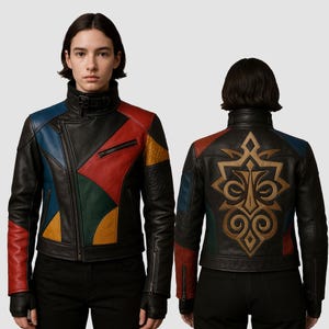 Puede incluir: Chaqueta de cuero negra con un diseño de patchwork colorido. La chaqueta presenta paneles rojos, azules, verdes y amarillos. Tiene un cuello alto, cierre de cremallera y un diseño decorativo en la espalda.