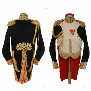 Może przedstawiać: Dwie zabytkowe kurtki wojskowe. Jedna jest czarna ze złotym haftem i wykończeniem, druga biała z czarnymi rękawami, czerwonymi spodniami i złotymi akcentami. Obie kurtki mają epolety i dekoracyjne detale.