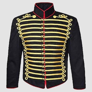 Peut inclure: Une veste noire avec un col rouge et des galons dorés. La veste a un col montant et une fermeture à boutons.