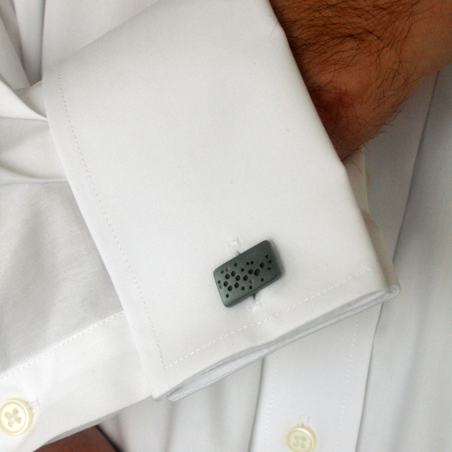 should cufflinks match tie
