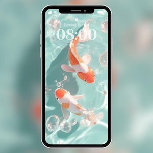 Peut inclure: Un smartphone affichant une horloge numérique indiquant 08:00 et la date dimanche 15 avril. L'image d'arrière-plan présente deux poissons koï orange et blancs nageant dans une eau bleu turquoise avec des bulles.