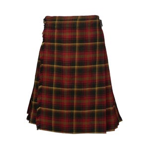 Op de afbeelding: Een kilt tot op de knie met een traditioneel ruitpatroon in tinten dieprood, bosgroen en mosterdgeel. Het kledingstuk heeft een gestructureerd wikkelontwerp met verticale plooien aan de zijkant en een afwerking met een gefranjerde rand.