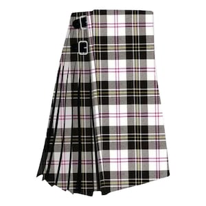Puede incluir: Un kilt de tartán negro, blanco y rosa con una hebilla negra.