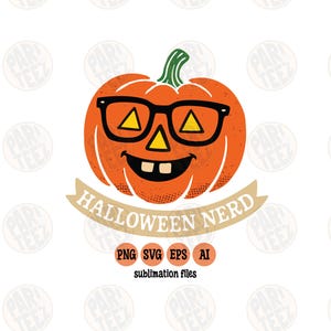 Pode incluir: Ilustração de uma abóbora laranja usando óculos pretos com lentes triangulares amarelas, uma boca sorridente e uma haste verde. O texto "HALLOWEEN NERD" está em uma faixa abaixo.