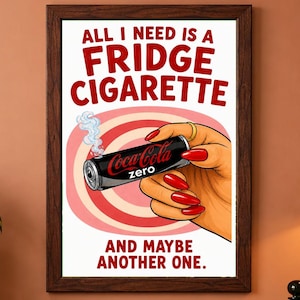 以下が含まれることがあります： ALL I NEED IS A FRIDGE CIGARETTE AND MAYBE ANOTHER ONEというテキストが書かれた額入りアートプリント。赤いネイルをした手が黒いコカ・コーラゼロの缶を持っており、缶からは小さな煙が立ち上っている様子が描かれています。