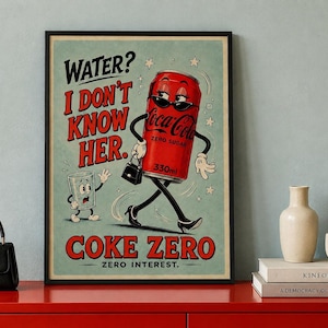 Op de afbeelding: Een ingelijste poster met een rode Coca-Cola Zero Sugar blikje als personage met een zonnebril en hakken, met een zwarte handtas. De tekst luidt: WATER? I DON'T KNOW HER. COKE ZERO ZERO INTEREST. Een klein glas zwaait naar het blikje.