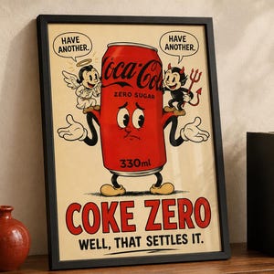 Peut inclure: Une affiche encadrée représentant une canette de soda Coca-Cola Zero Sugar rouge avec des bras et des jambes de dessin animé. Un ange et un diable sont assis sur les épaules de la canette, disant HAVE ANOTHER. Texte : COKE ZERO et WELL, THAT SETTLES IT.