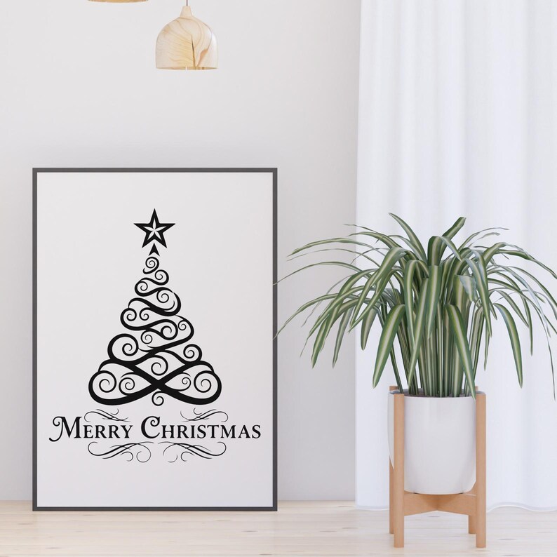 Op de afbeelding: Een zwart-wit print in een lijst met een gestileerd kerstboomontwerp. De boom bestaat uit wervelende patronen en is bekroond met een ster. De woorden "Merry Christmas" staan eronder in een elegant lettertype.