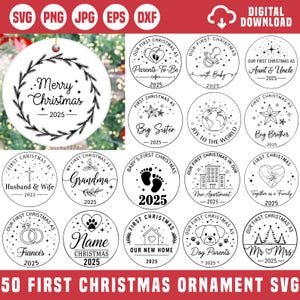 Op de afbeelding: Een verzameling van 50 kerstornamentontwerpen in SVG-, PNG-, JPG-, EPS- en DXF-formaten. De ontwerpen bevatten feestelijke teksten en afbeeldingen, waaronder "Merry Christmas" en familiemijlpalen. Elk ornament is cirkelvormig.