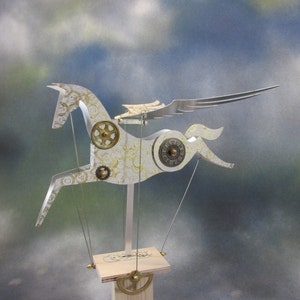 Große Steampunk Aluminium Pegasus Automaten in weiß mit gold