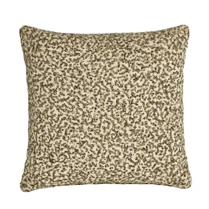 Op de afbeelding: Een beige kussen met een bruin abstract patroon. Het kussen is gemaakt van een zachte, textuurrijke stof.