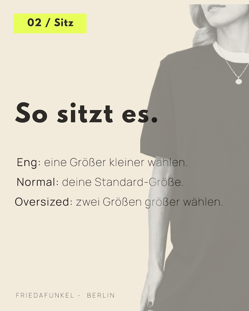 May include: A black t-shirt with a white crew neck collar worn by a person. The image features text in German: 02 / Sitz, So sitzt es, Eng: eine Gro&szlig;er kleiner w&auml;hlen, Normal: deine Standard-Gr&ouml;&szlig;e, Oversized: zwei Gr&ouml;&szlig;en gr&ouml;&szlig;er w&auml;hlen, FRIEDAFUNKEL - BERLIN.