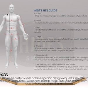 Puede incluir: Una gu&iacute;a de tallas para hombre con un diagrama de una figura masculina y puntos de medici&oacute;n etiquetados de la A a la G. El texto explica c&oacute;mo medir el pecho, la cintura, la cadera, el muslo, la entrepierna, la longitud de la manga y la espalda. Incluye una nota sobre tallas personalizadas.