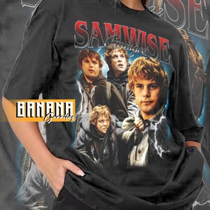 Op de afbeelding: Zwart oversized T-shirt met een afbeelding van Samwise Gamgee uit The Lord of the Rings. Het shirt heeft de tekst "SAMWISE Gamgee" in rood en wit. Het Banana Gorillas-logo is zichtbaar. Het shirt is een unisex stijl.