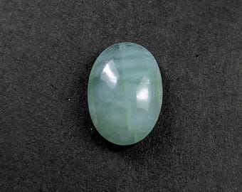 Cabujón de grandidierita: Gema ovalada de color verde azulado, 4 quilates.