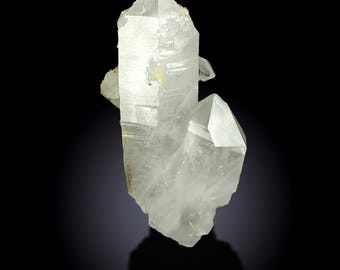 パキスタンのスカルドゥ産の天然水透明エッチング光沢水晶、14.7グラム 