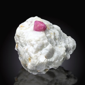 Roter Rubin Kristall auf weißem Marmor, fluoreszierend, aus Afghanistan, 42,8 gramm