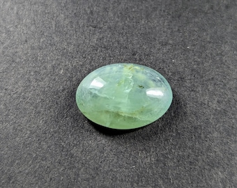 Cabujón de grandidierita: Gema ovalada de color verde azulado, 4,5 quilates.