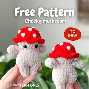 以下が含まれることがあります： 赤と白の帽子と灰色の体を持つ、2つの編みぐるみのキノコのフィギュア。テキスト「Free Pattern」と「Cheeky mushroom」がフィギュアの上に表示されています。テキスト「no sew」は赤い円の中にあります。テキスト「PDF PATTERN ONLY」は下にあります。