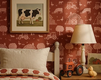 Puede incluir: Un dormitorio con temática de granja con un cuadro enmarcado de una vaca, un edredón rojo y blanco y un pequeño tractor naranja sobre una mesita de noche de madera. El papel pintado presenta ilustraciones relacionadas con la granja en un tono más claro de rojo.