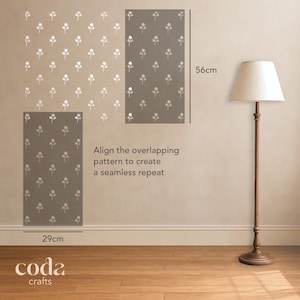 Puede incluir: Una plantilla de pared con un patr&oacute;n floral repetitivo de 56 cm de alto y 29 cm de ancho. El dise&ntilde;o incluye el texto: Align the overlapping pattern to create a seamless repeat. El nombre de la marca Coda Crafts tambi&eacute;n es visible.