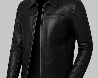 Può includere: Giacca in pelle nera con collo e cerniera a tutta lunghezza. La giacca ha un design classico con una vestibilità sartoriale, con una tasca su ogni lato. La pelle appare liscia e ha una leggera lucentezza.