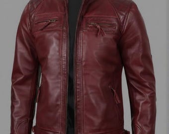 Puede incluir: Chaqueta de cuero burdeos con cuello alzado y cremallera frontal. La chaqueta presenta paneles acolchados en los hombros, dos bolsillos en el pecho con cremallera y dos bolsillos laterales. Las mangas tienen puños con cremallera y correas ajustables.