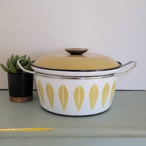 Catherineholm dutch oven lotus leaf pot 4 qt mustard catherineholm dutch oven MCM cookware