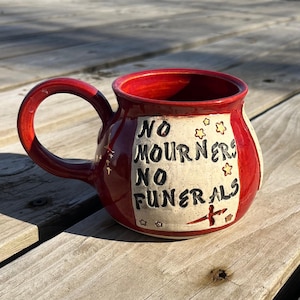 Taza literaria grande, Sin dolientes, Sin funerales, Seis de Cuervos, Grishaverse, Leigh Bardugo, Regalo para el lector, Cerámica hecha a mano por Daisy Friesen