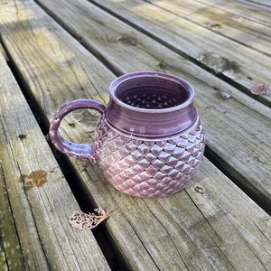 Mok orchidee paarse draak, cadeau zeemeerminstijl, koffiemok, kopje thee, keukenkop, handgemaakt aardewerk door Daisy Friesen